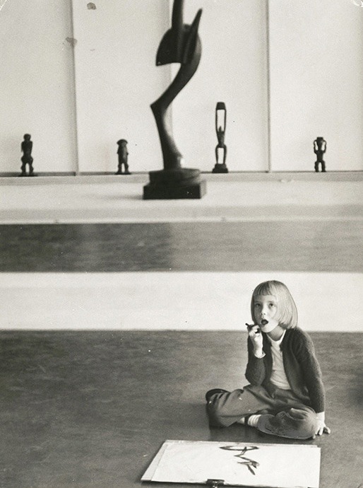 Enfant dessinant une sculpture, photographie anonyme
