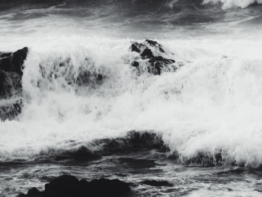 Vague se brisant, noir et blanc