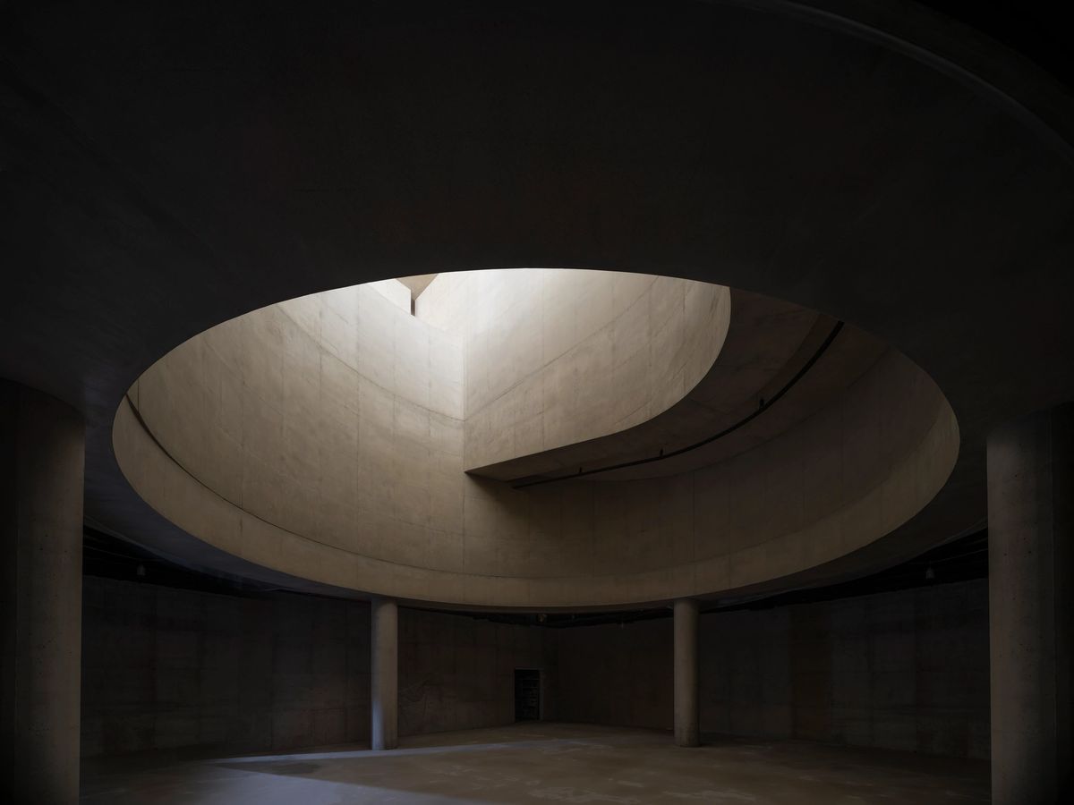 Rotonde de béton ouverte sur le ciel